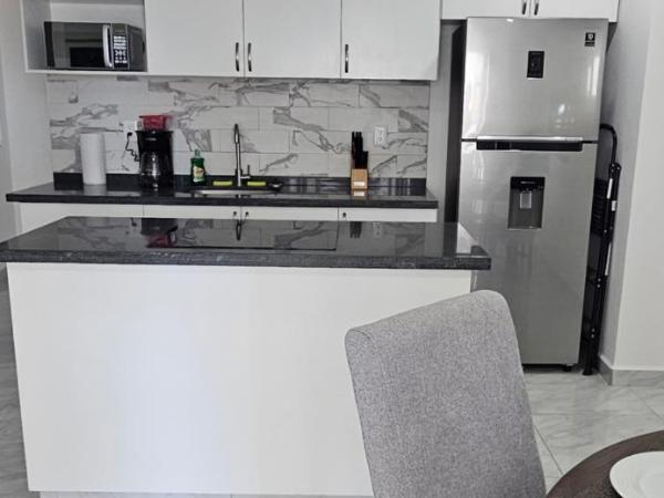 Elegant Condo in an Upscale Building : photo 9 de la chambre appartement avec balcon