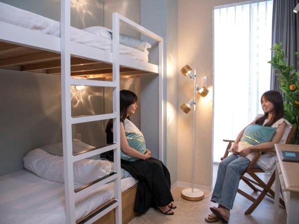 Glamping Tokyo Asakusa : photo 1 de la chambre hébergement lits jumeaux avec lits superposés et douche commune