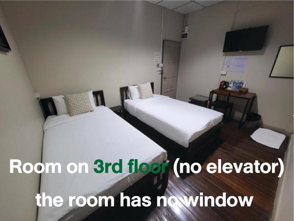 Achcha hotel - itsaraphap MRT station - Wat Arun : photo 4 de la chambre  twin room (no window)