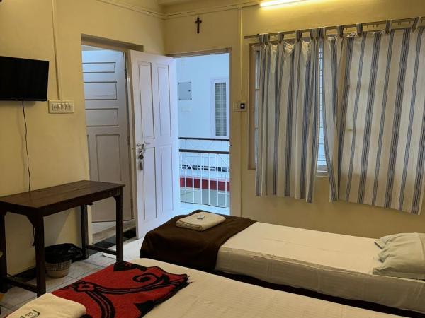 Aambal Residency : photo 2 de la chambre chambre triple