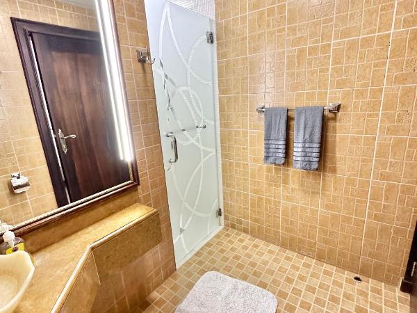 DARÏ : photo 9 de la chambre chambre lit queen-size - vue sur piscine