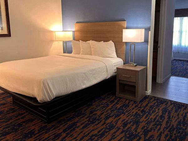 Baymont by Wyndham Indianapolis Northwest : photo 2 de la chambre suite with one king and one queen bed - non-smoking