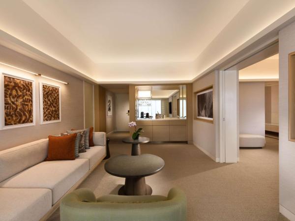 Conrad Singapore Orchard : photo 1 de la chambre suite lit king-size deluxe avec balcon