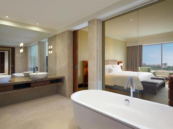 The Westin Pune Koregaon Park : photo 7 de la chambre 1 king bed, executive lounge access, large private terrace, terrace suite