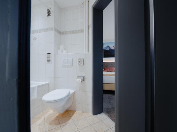 Hotel Central Wolter - Grindelwald : photo 7 de la chambre chambre familiale avec balcon (4 personnes)