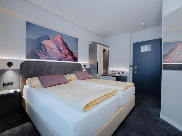 Hotel Central Wolter - Grindelwald : photo 3 de la chambre chambre familiale avec balcon (4 personnes)
