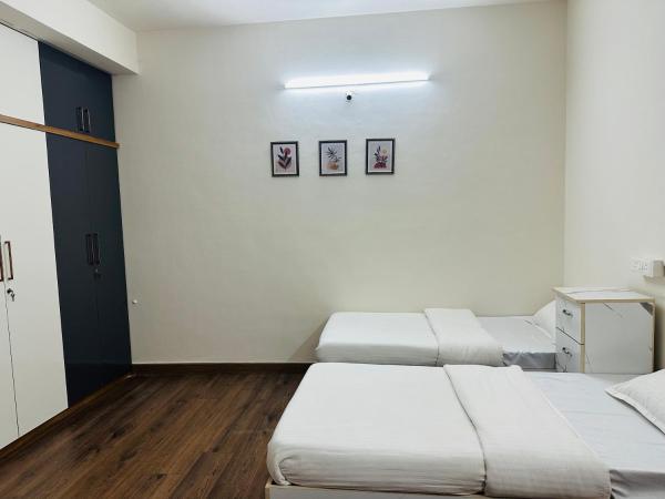 Elite Stays Viman nagar : photo 1 de la chambre chambre quadruple avec balcon 