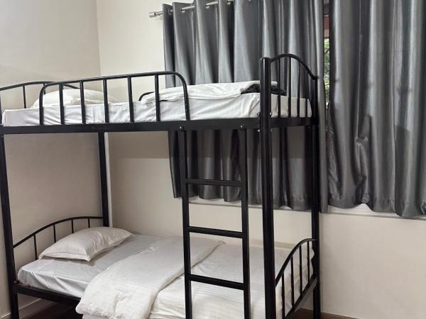 Elite Stays Viman nagar : photo 2 de la chambre chambre quadruple avec balcon 