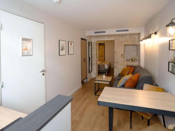 Hotel Litteraire Marcel Ayme, BW Premier Collection : photo 1 de la chambre appartement lit king-size avec cuisine