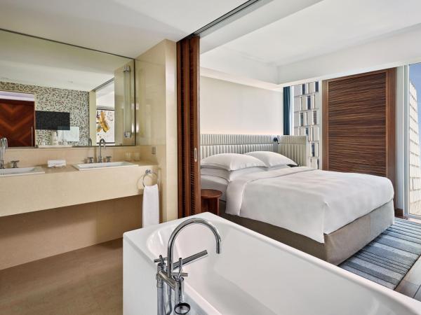 JW Marriott Hotel Frankfurt : photo 3 de la chambre chambre d'angle lit king-size de luxe avec canapé-lit