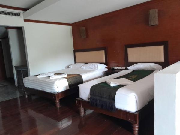 Saensukkho Green Hotel & Resort : photo 1 de la chambre chambre triple deluxe