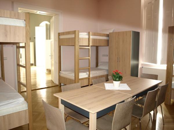 Ciszterci Szállás Pécs : photo 9 de la chambre chambre familiale avec salle de bains privative séparée