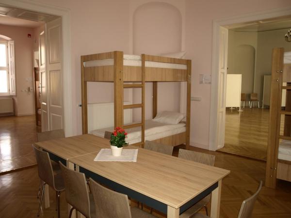 Ciszterci Szállás Pécs : photo 10 de la chambre chambre familiale avec salle de bains privative séparée