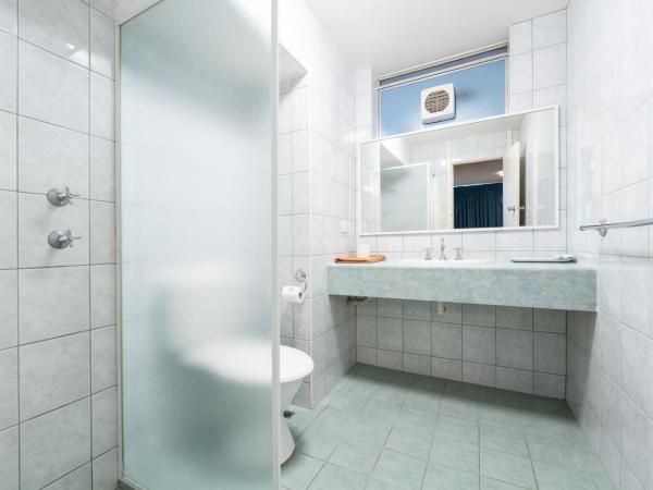 Econo Lodge Rivervale : photo 10 de la chambre chambre standard lit queen-size