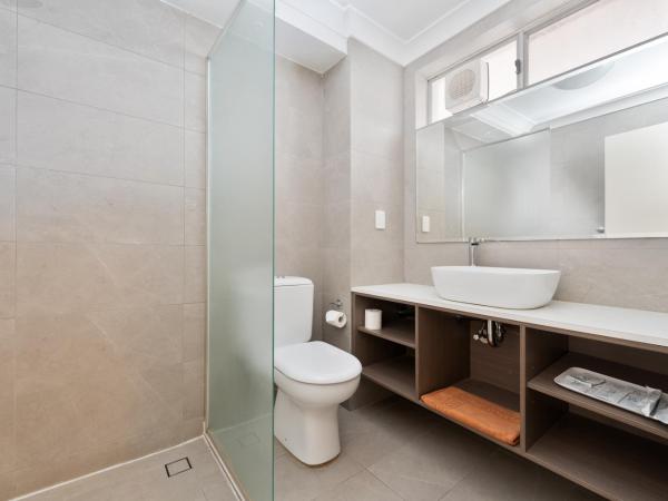 Econo Lodge Rivervale : photo 4 de la chambre chambre standard lit queen-size