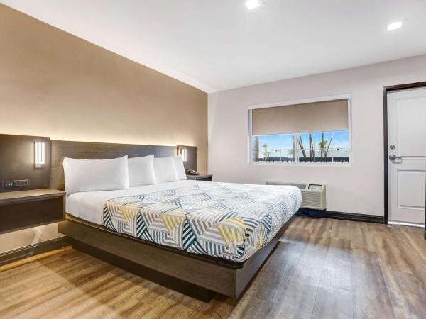 Motel 6 San Diego, CA Airport Harbor : photo 3 de la chambre chambre lit king-size - non-fumeurs