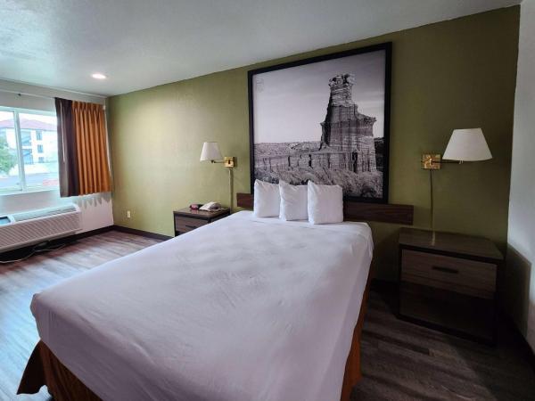 Super 8 by Wyndham Austin North/University Area : photo 1 de la chambre deluxe queen room with bath tub - mobility/hearing accessible - non-smoking