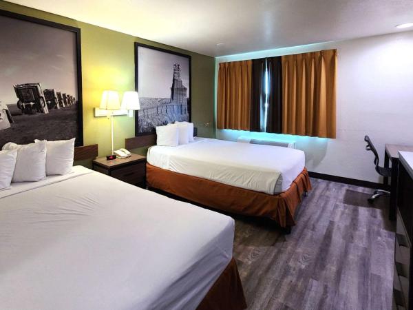 Super 8 by Wyndham Austin North/University Area : photo 1 de la chambre queen room with two queen beds and bath tub - mobility/hearing accessible - non-smoking