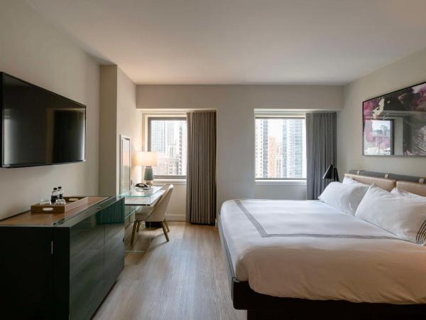 Thompson Chicago, by Hyatt : photo 2 de la chambre chambre lit king-size pour personnes à mobilité réduite avec douche accessible aux personnes à mobilité réduite