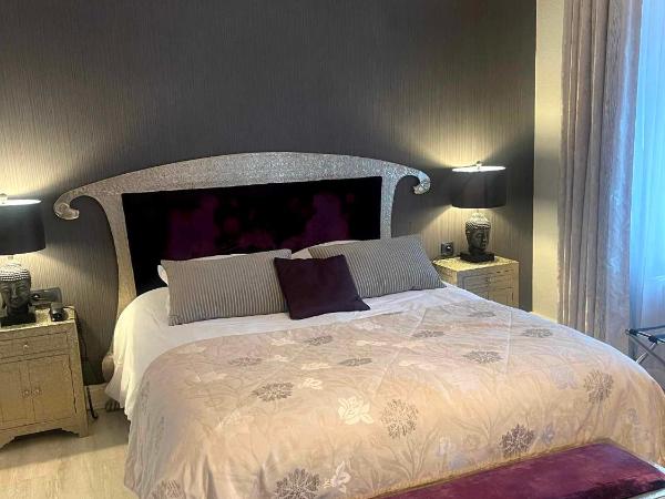 Hôtel La Réserve : photo 1 de la chambre chambre triple