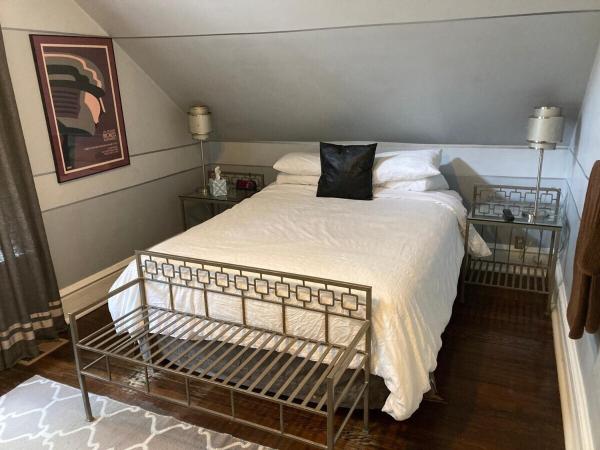 The Villa Toscana : photo 1 de la chambre chambre lit queen-size avec salle de bains commune 