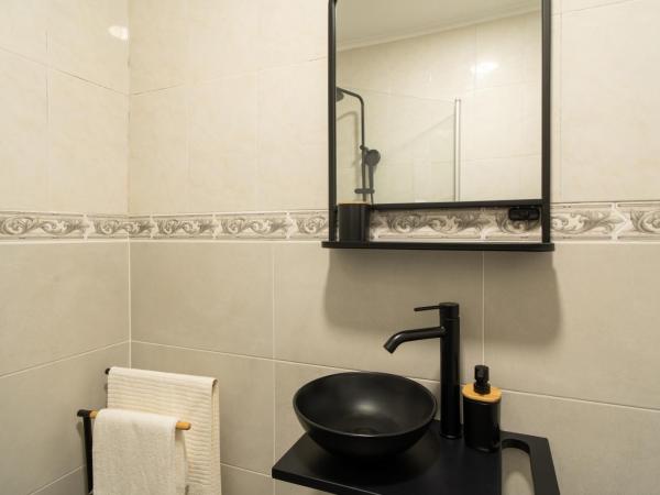 Alojamento da Avó Rosa : photo 1 de la chambre chambre double avec salle de bains privative