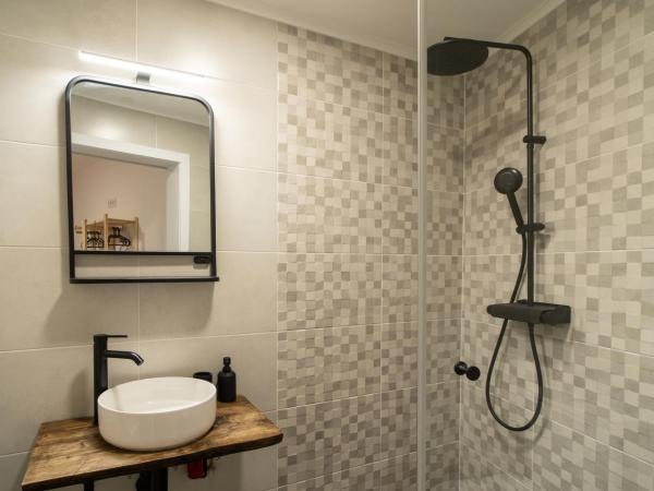 Alojamento da Avó Rosa : photo 1 de la chambre chambre double avec salle de bains privative