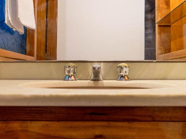 Hostel Casa Roble : photo 4 de la chambre chambre deluxe avec 2 lits queen-size