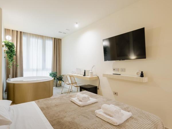 Porta D'Oro Charming House II & Spa : photo 3 de la chambre chambre lit king-size avec baignoire spa