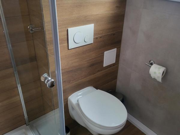 Rooms4Rest Bokserska - Private rooms for tourists - ATR Consulting Sp, z o,o, : photo 1 de la chambre chambre quadruple avec salle de bains commune
