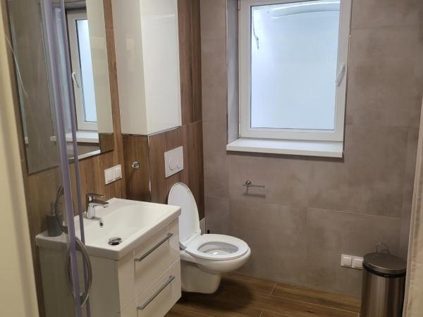 Rooms4Rest Bokserska - Private rooms for tourists - ATR Consulting Sp, z o,o, : photo 9 de la chambre chambre quadruple avec salle de bains commune