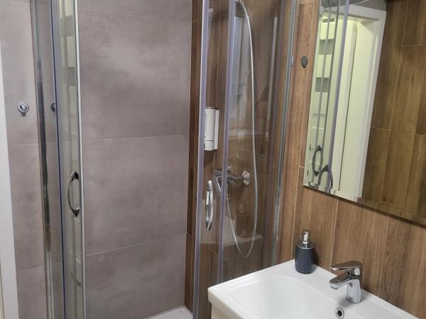 Rooms4Rest Bokserska - Private rooms for tourists - ATR Consulting Sp, z o,o, : photo 10 de la chambre chambre quadruple avec salle de bains commune