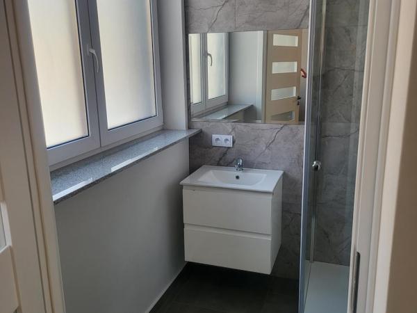 Rooms4Rest Bokserska - Private rooms for tourists - ATR Consulting Sp, z o,o, : photo 10 de la chambre chambre triple avec salle de bains commune