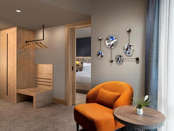 Crowne Plaza Istanbul - Ortakoy Bosphorus, an IHG Hotel : photo 4 de la chambre suite junior lit king-size avec canapé-lit