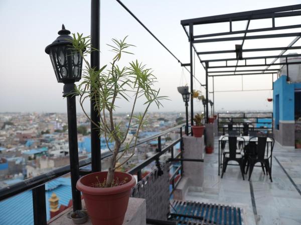 MOON NIGHT GUEST HOUSE : photo 1 de la chambre chambre double - vue sur montagne