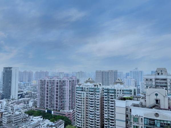 广州沃家国际公寓 : photo 10 de la chambre chambre double ou lits jumeaux deluxe - vue sur ville 