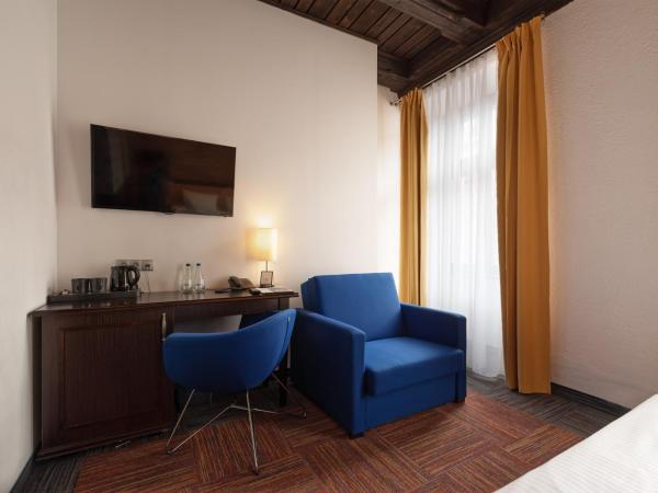 Palazzo Rosso Old Town : photo 3 de la chambre chambre double avec lit d'appoint