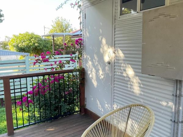 Hidden Little Gem/ Funky Corner/Boutique Granny Flat : photo 4 de la chambre chambre double ou lits jumeaux deluxe avec balcon