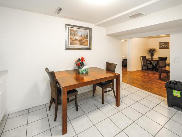 V-Home by Heritage park and Glenmore Reservoir : photo 10 de la chambre bungalow - vue sur jardin