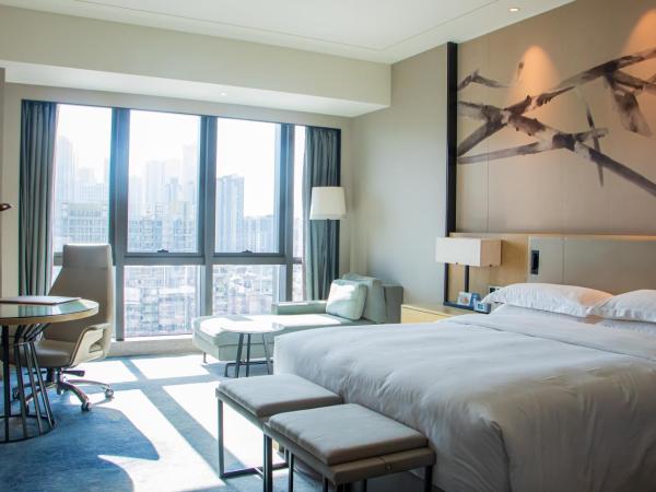 DoubleTree by Hilton Hotel Shenzhen Longhua, Near Huawei, Foxcnn, Shenzhen North Railway, Uniwalk & Uniworld Shopping Mall, Sam's Club : photo 6 de la chambre chambre lit king-size - vue sur ville