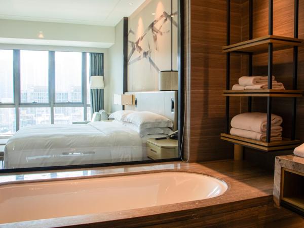 DoubleTree by Hilton Hotel Shenzhen Longhua, Near Huawei, Foxcnn, Shenzhen North Railway, Uniwalk & Uniworld Shopping Mall, Sam's Club : photo 8 de la chambre chambre lit king-size - vue sur ville