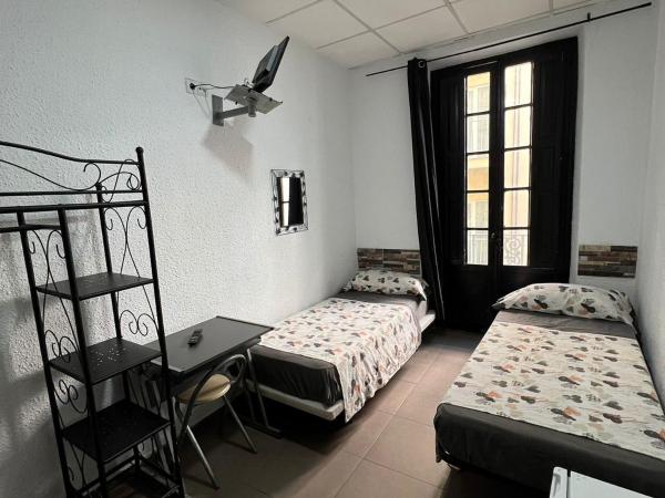 Hostal Milan : photo 5 de la chambre chambre double ou lits jumeaux avec salle de bains commune