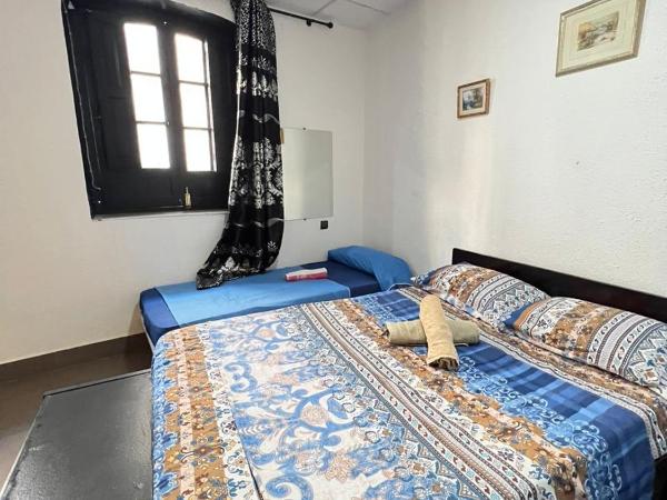 Hostal Milan : photo 3 de la chambre chambre triple avec salle de bains privative