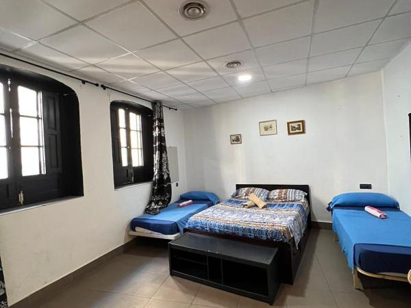 Hostal Milan : photo 2 de la chambre chambre triple avec salle de bains privative