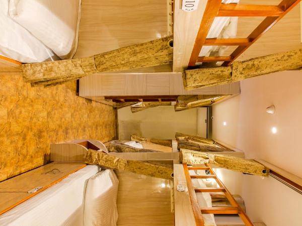 Hygeinic Airport Dormitory Near by BOM : photo 2 de la chambre lits superposés dans dortoir masculin 