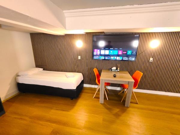 Hotel Holland Lodge : photo 4 de la chambre chambre triple basique avec salle de bains commune