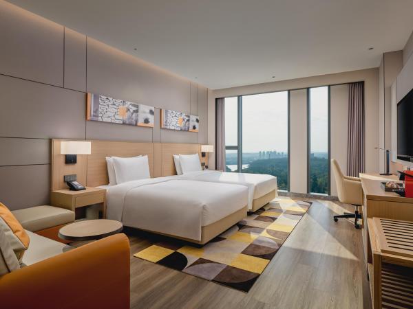 Hyatt Place Chengdu Bio-Town : photo 3 de la chambre chambre lits jumeaux avec canapé-lit - vue sur parc