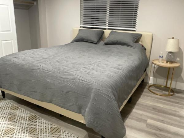 PRIVATE ROOM IN NEW APPARTMENT WITH FULL BATH : photo 1 de la chambre chambre familiale avec salle de bains privative