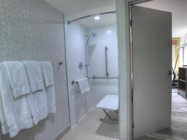 Holiday Inn Express & Suites Toronto Airport West, an IHG Hotel : photo 6 de la chambre chambre lit queen-size adaptée aux personnes malentendantes - douche accessible en fauteuil roulant