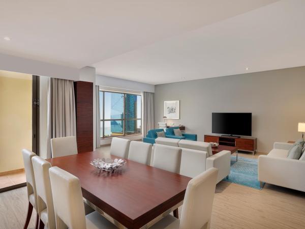 Hilton Dubai The Walk : photo 9 de la chambre suite familiale 2 chambres - vue sur mer (accès à la plage privée)